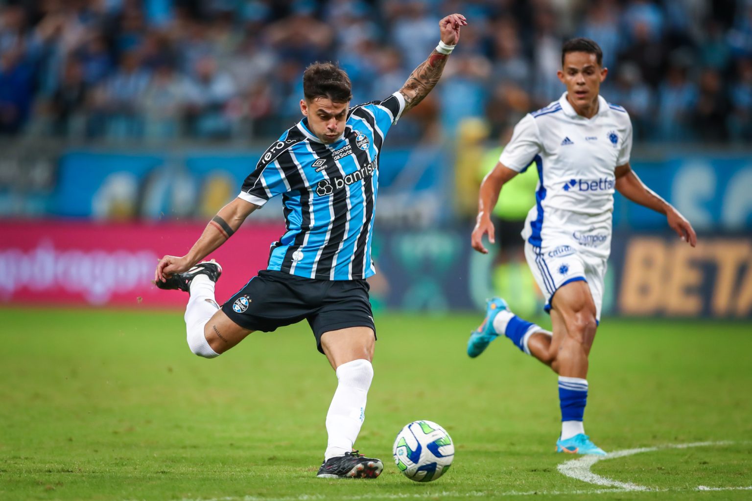 Em jogo de golaços, Grêmio e Cruzeiro empatam pela Copa do Brasil