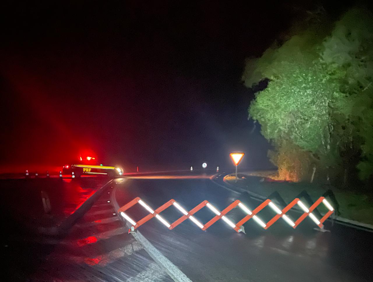 Tombamento de carreta carregada de combustíveis bloqueia ERS-122 em Campestre da Serra