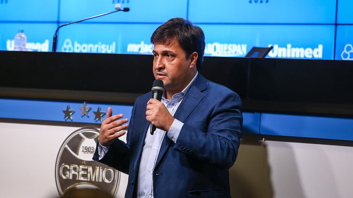 Presidente do Grêmio admite que problema no joelho direito de Suárez é “grave”, e próximo do limite