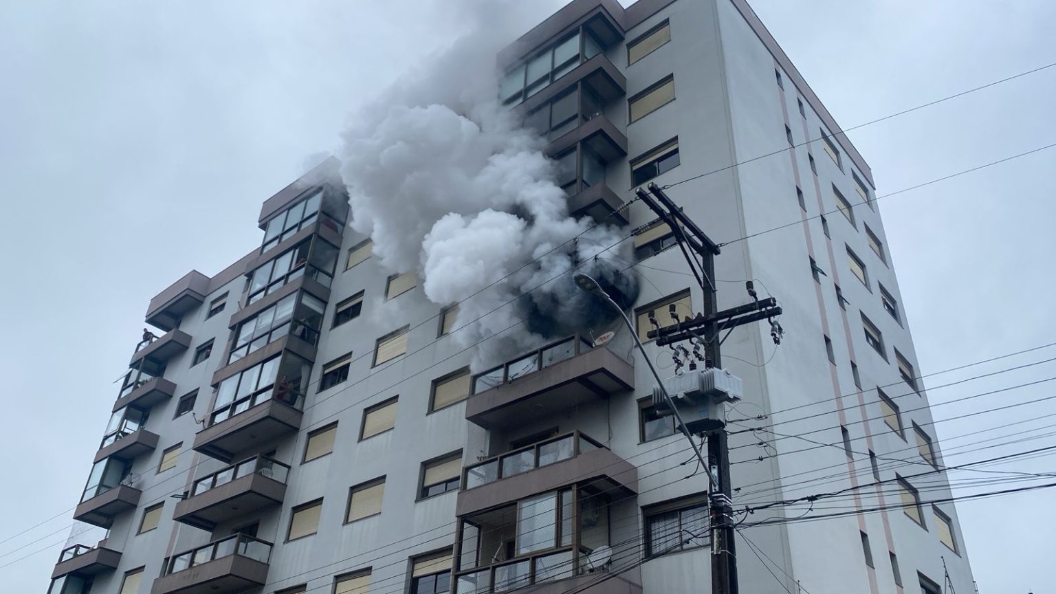 Incêndio no Centro de Farroupilha deixa duas pessoas feridas