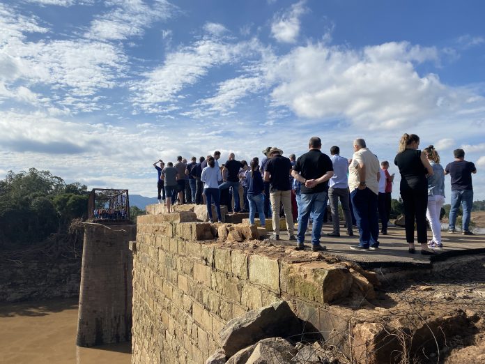 Ato simbólico inicia o Movimento Amigos do Vale e campanha Juntos pela Ponte