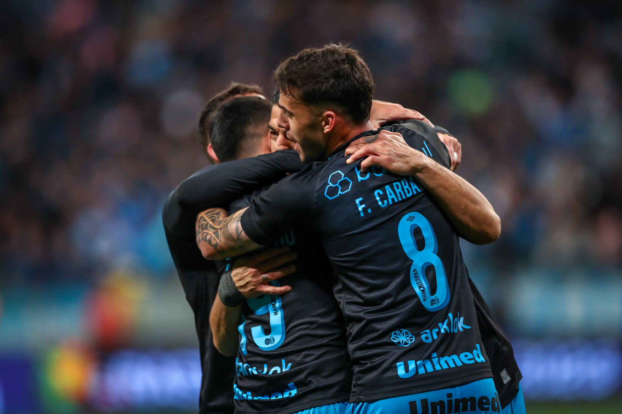 Grêmio vence e volta ao G4. Cruzeiro se afunda.