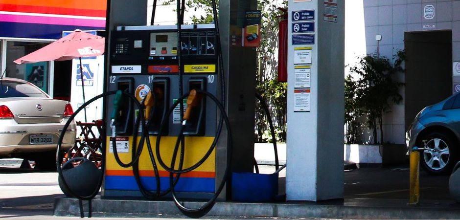 Gasolina deve ficar R$ 0,34 mais cara a partir de sábado com volta de impostos